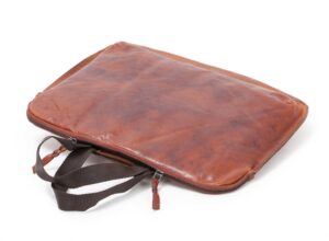 Alternative view of PUZDRO NA NOTEBOOK 13″ BRANDY