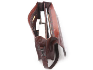 Detail byvolej kože v odtieni Brandy a precízne spracovanie šitia